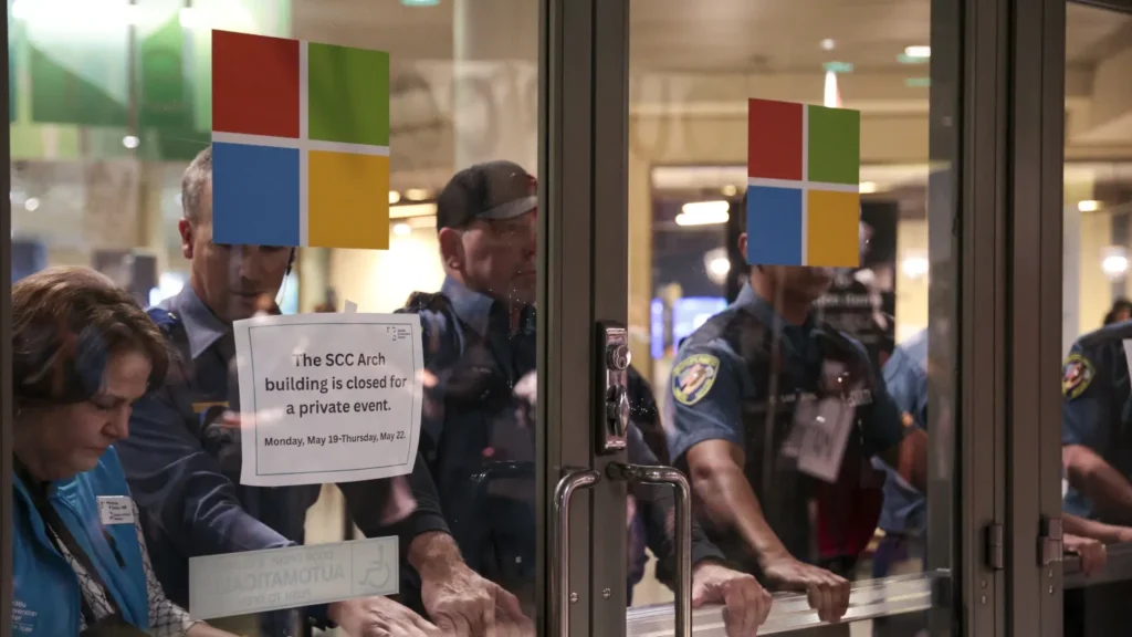 احتجاجات داخل مؤتمرات جوجل ومايكروسوفت ضد عقود الذكاء الاصطناعي مع إسرائيل احتجاجات داخل مؤتمرات جوجل ومايكروسوفت ضد عقود الذكاء الاصطناعي مع إسرائيل