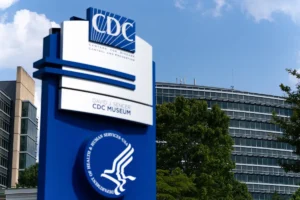 تعيين طبيب مسالك بولية مؤيد لترامب مستشارًا كبيرًا لمدير CDC الأمريكي