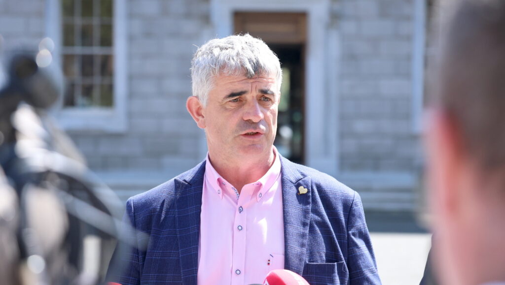 البرلماني ريتشارد أودونوغو يثير جدلاً بتصريحاته حول حماية الثقافة الأيرلندية وانتقادات باتهامات بالترويج للعنصرية